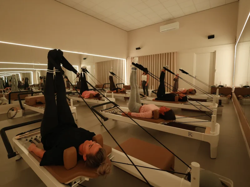 Deelnemers tijdens een Reformer Pilates les