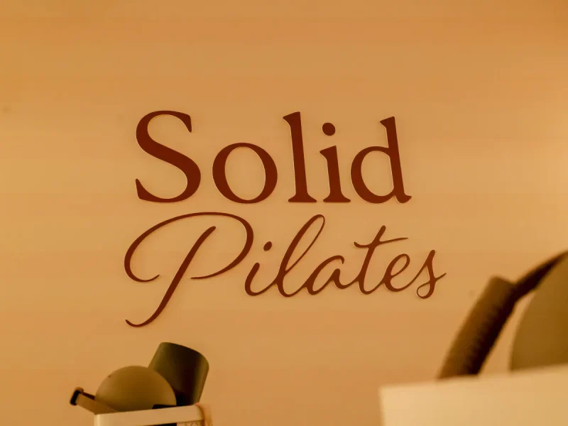 Het logo van SolidPilates op de muur van de studio