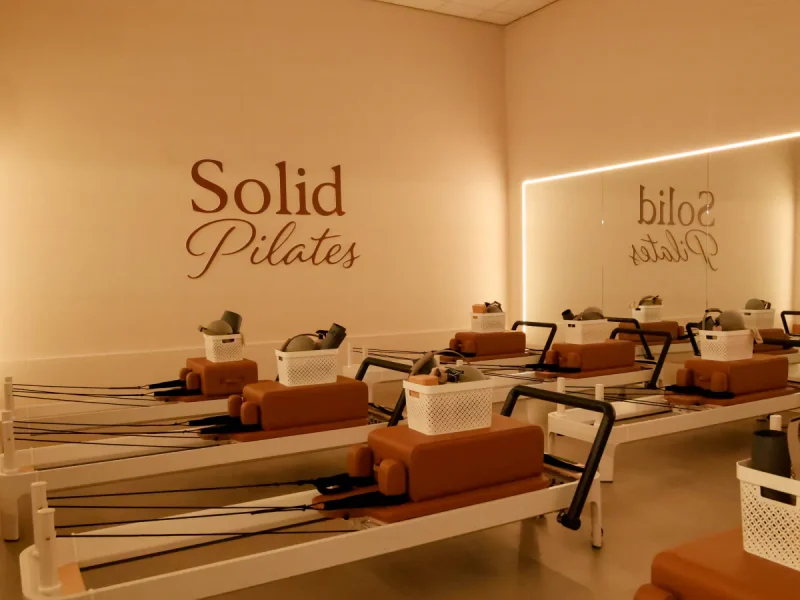 Reformers voor het logo van SolidPilates in de studio