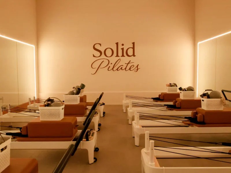 De studio van SolidPilates met aan beide kanten reformers